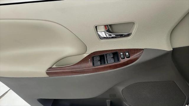 2014 Toyota Sienna XLE V6 8 Passenger