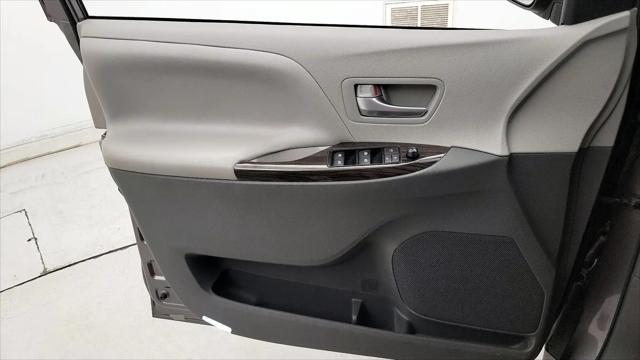 2017 Toyota Sienna XLE Premium 8 Passenger