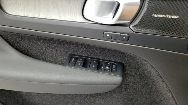 2024 Volvo XC40 B5 Ultimate Bright Theme