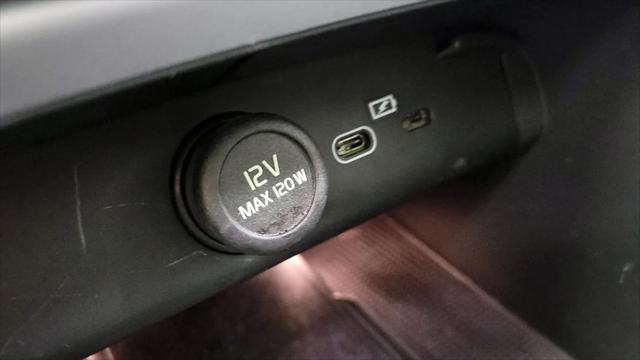 2024 Volvo XC40 B5 Ultimate Bright Theme