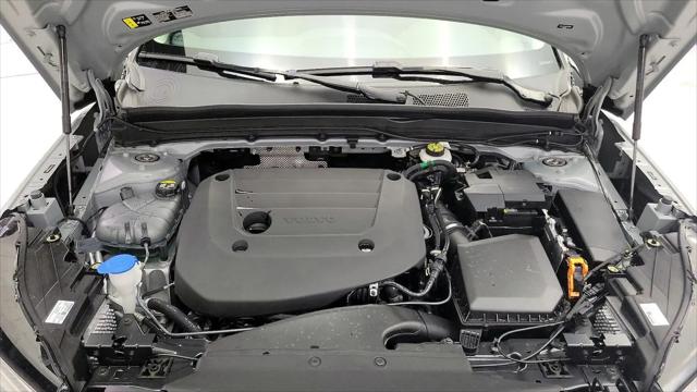 2024 Volvo XC40 B5 Ultimate Bright Theme