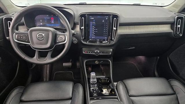 2023 Volvo XC40 B4 Ultimate Dark Theme