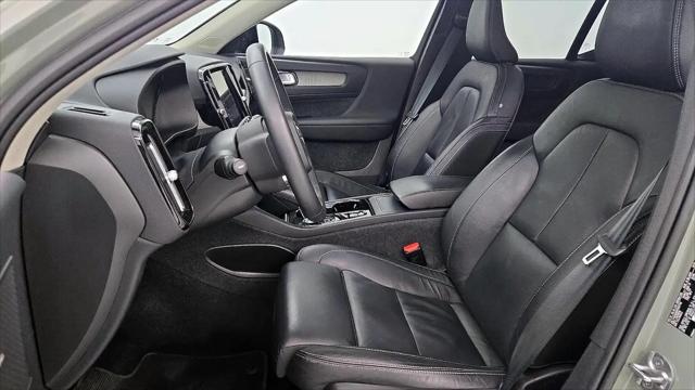 2023 Volvo XC40 B4 Ultimate Dark Theme