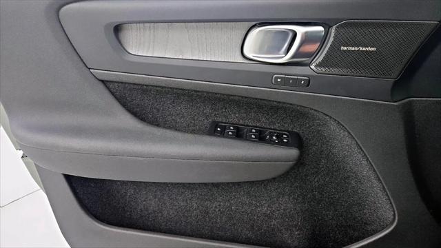 2023 Volvo XC40 B4 Ultimate Dark Theme