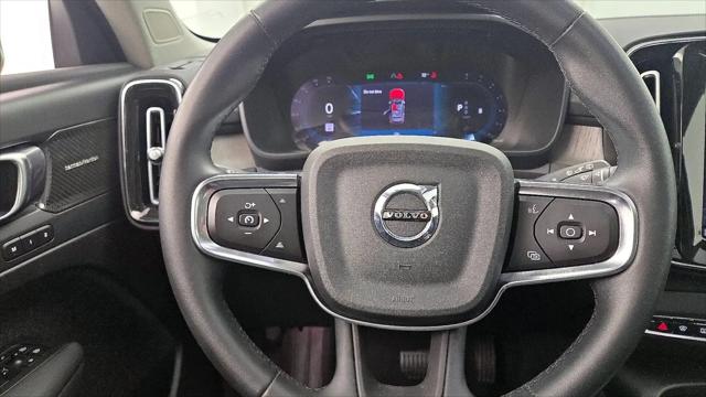 2023 Volvo XC40 B4 Ultimate Dark Theme