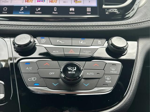2027 Chrysler Pacifica Select