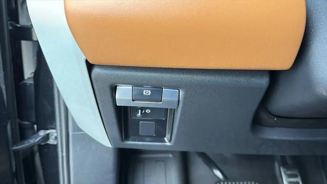 2024 Land Rover Defender 130 P400 X-Dynamic SE