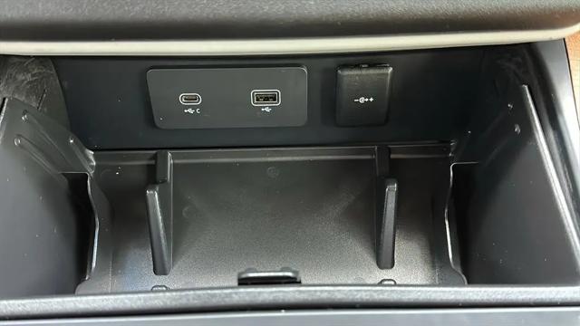 2024 Land Rover Defender 130 P400 X-Dynamic SE
