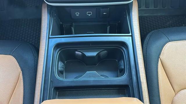 2024 Land Rover Defender 130 P400 X-Dynamic SE