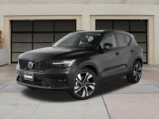 2025 Volvo XC40 B5 Plus Dark Theme