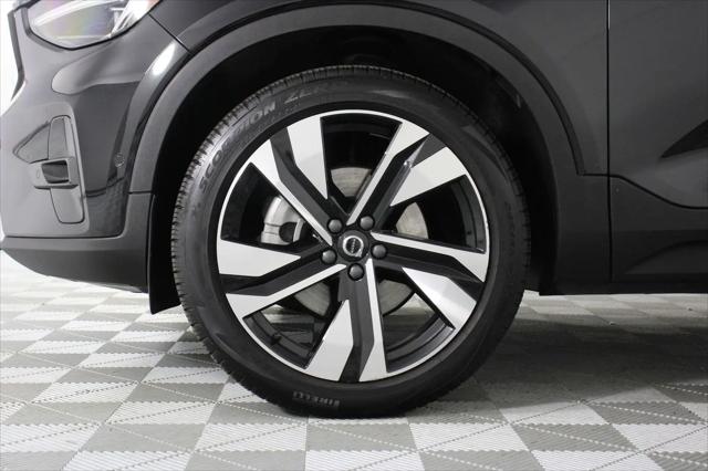 2025 Volvo XC40 B5 Plus Dark Theme