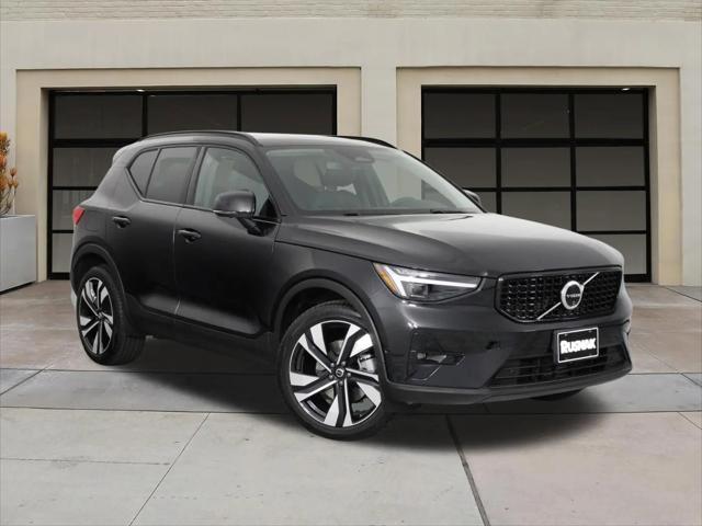 2025 Volvo XC40 B5 Plus Dark Theme