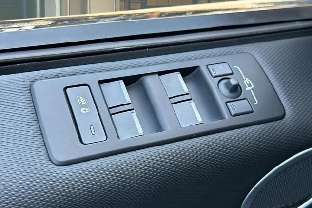 2025 Land Rover Discovery P300 Dynamic SE