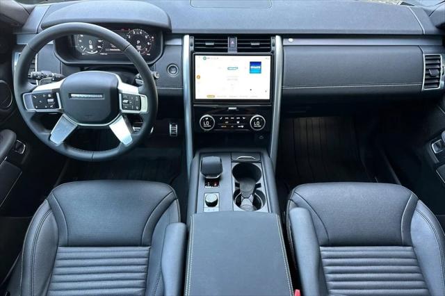 2025 Land Rover Discovery P300 Dynamic SE
