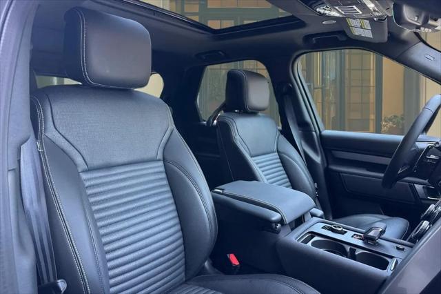 2025 Land Rover Discovery P300 Dynamic SE