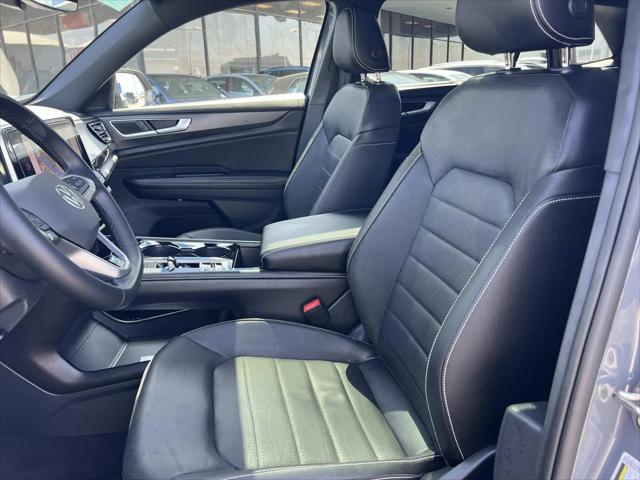 2025 Volkswagen Atlas Cross Sport 2.0T SEL R-Line Black