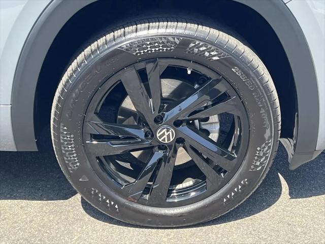 2025 Volkswagen Atlas Cross Sport 2.0T SEL R-Line Black
