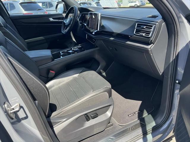 2025 Volkswagen Atlas Cross Sport 2.0T SEL R-Line Black