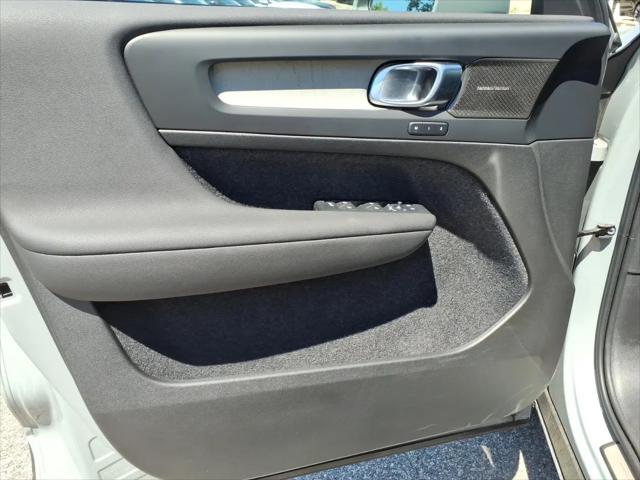 2024 Volvo XC40 B5 Ultimate Bright Theme