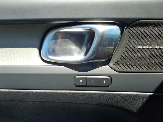 2024 Volvo XC40 B5 Ultimate Bright Theme