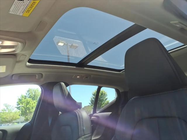 2024 Volvo XC40 B5 Ultimate Bright Theme