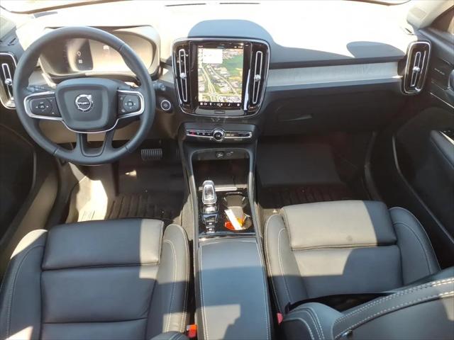 2024 Volvo XC40 B5 Ultimate Bright Theme