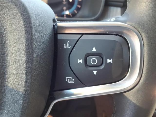 2024 Volvo XC40 B5 Ultimate Bright Theme