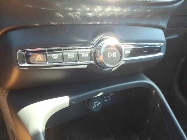 2024 Volvo XC40 B5 Ultimate Bright Theme