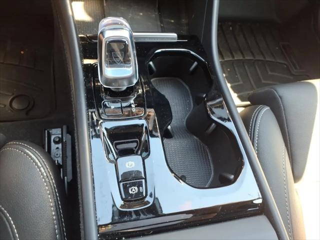 2024 Volvo XC40 B5 Ultimate Bright Theme