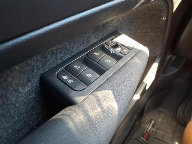 2024 Volvo XC40 B5 Ultimate Bright Theme