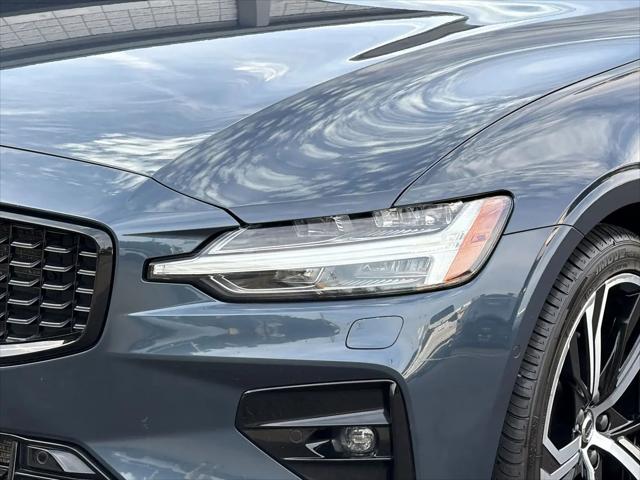2024 Volvo S60 B5 Plus Dark Theme