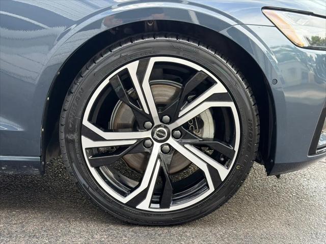 2024 Volvo S60 B5 Plus Dark Theme