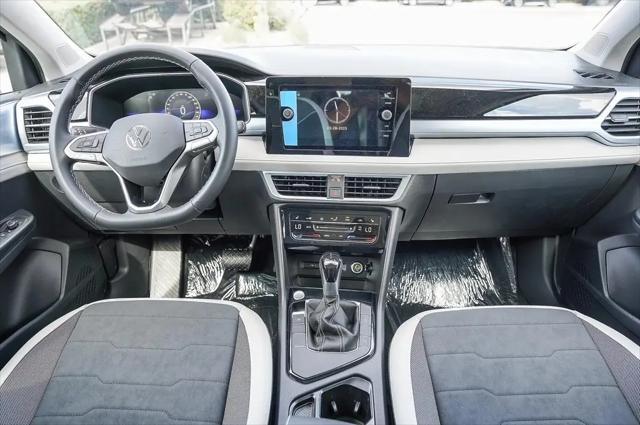 2025 Volkswagen Taos 1.5T SE