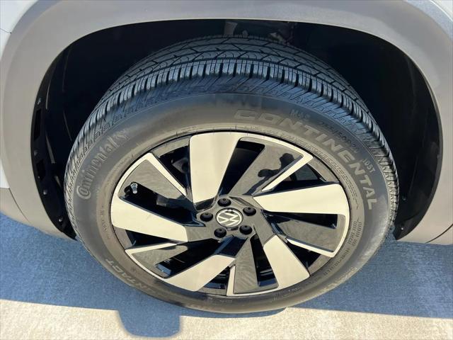 2025 Volkswagen Atlas Cross Sport 2.0T SE w/Technology