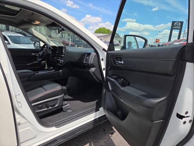 2023 Nissan Pathfinder SL 4WD