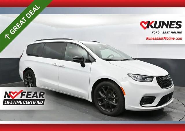 2025 Chrysler Pacifica Limited for sale in East Moline, IL