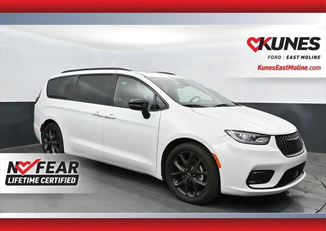 2025 Chrysler Pacifica Limited for sale in East Moline, IL