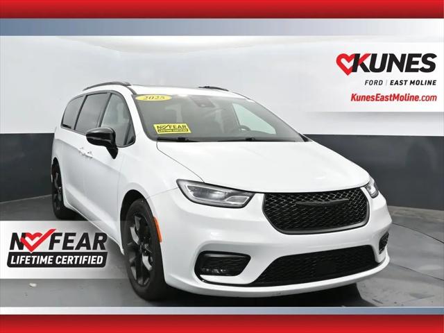2025 Chrysler Pacifica Limited for sale in East Moline, IL