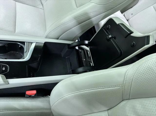 2020 Volvo XC90 Hybrid T8 Inscription 6 Passenger