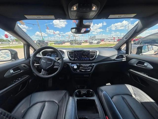2024 Chrysler Pacifica Hybrid S Appearance Pkg
