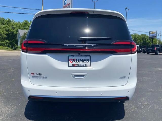 2027 Chrysler Pacifica Select