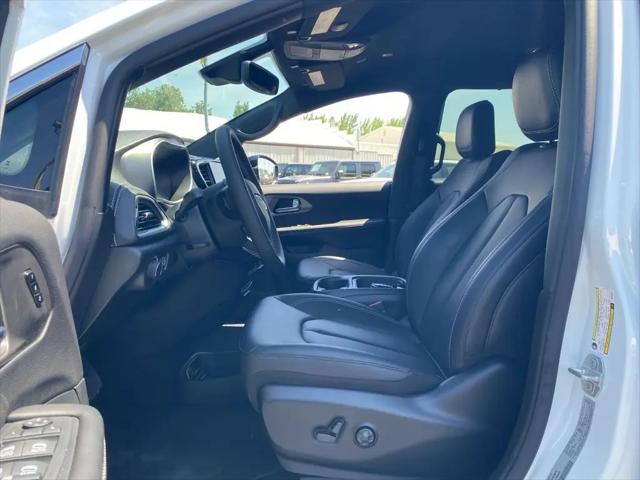 2027 Chrysler Pacifica Select