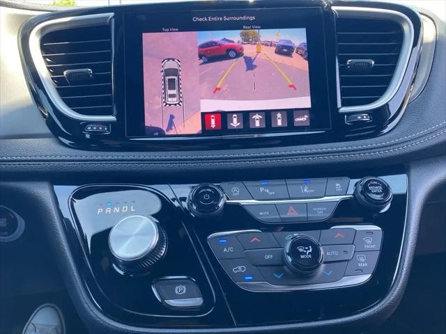 2027 Chrysler Pacifica Select
