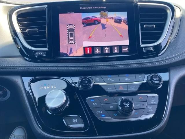 2027 Chrysler Pacifica Select