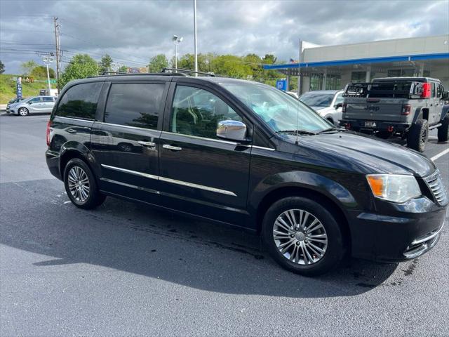 2014 Chrysler Town & Country Touring-L