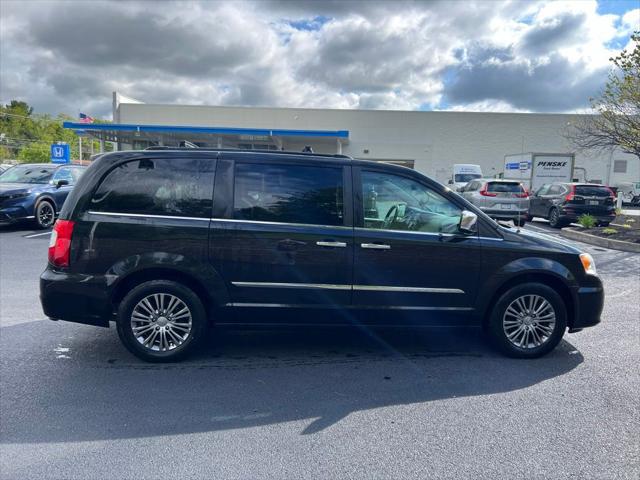 2014 Chrysler Town & Country Touring-L