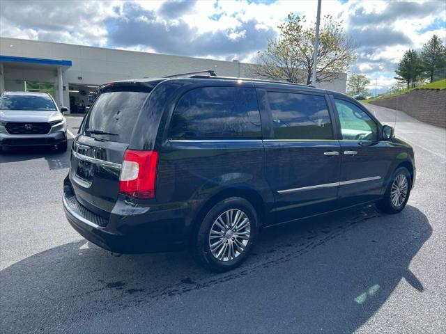 2014 Chrysler Town & Country Touring-L