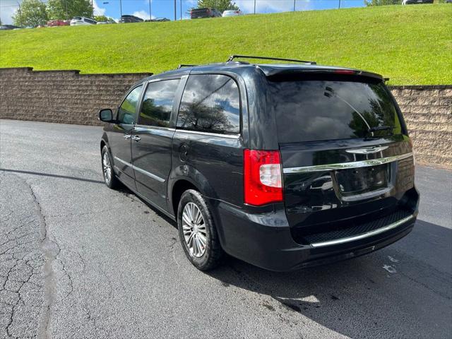 2014 Chrysler Town & Country Touring-L