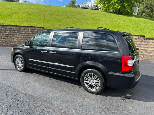 2014 Chrysler Town & Country Touring-L
