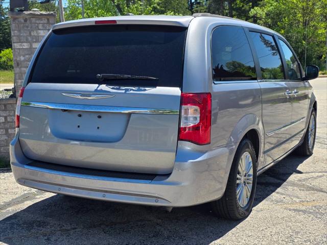 2016 Chrysler Town & Country Touring-L